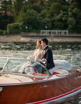 文咏珊微博晒婚礼写真照，配文称：科莫湖畔，见证幸福