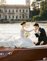 文咏珊微博晒婚礼写真照，配文称：科莫湖畔，见证幸福