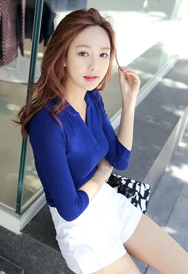 街拍真实的养眼美女，紧身蓝衣白色短裤路边休息性感照片 – 高清 桌面壁纸 开放版权素材 免费下载 手机电脑通用背景图