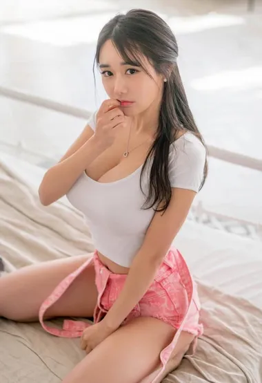 性感大胸韩国美女，紧身短T吊带短裤迷人私房床上写真照 – 高清 桌面壁纸 开放版权素材 免费下载 手机电脑通用背景图