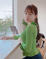 好看不做作，真实圆润的绿衣少女落地窗前美拍生活照