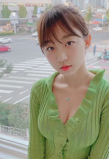 好看不做作，真实圆润的绿衣少女落地窗前美拍生活照 – 高清 桌面壁纸 开放版权素材 免费下载 手机电脑通用背景图