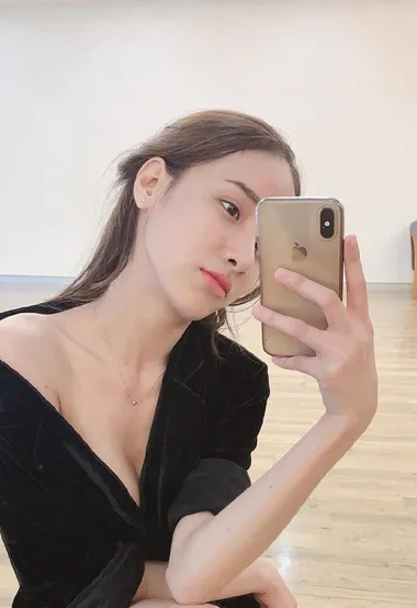 长腿小姐姐在自拍，美腿美女舞蹈练功房自拍图片 – 高清 桌面壁纸 开放版权素材 免费下载 手机电脑通用背景图