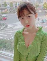 好看不做作，真实圆润的绿衣少女落地窗前美拍生活照