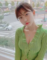 好看不做作，真实圆润的绿衣少女落地窗前美拍生活照
