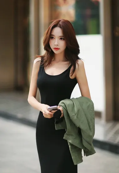 气质的美背超迷人，​​​​街拍吊带露背连衣裙美女图片 – 高清 桌面壁纸 开放版权素材 免费下载 手机电脑通用背景图