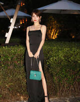 张嘉倪短发造型出现某品牌包包活动，吊带黑裙优雅性感