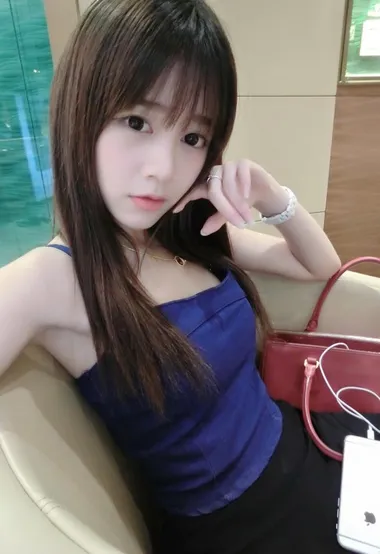 可爱清甜虎牙妹，性感自拍生活照，甜美笑容可爱至极 – 高清 桌面壁纸 开放版权素材 免费下载 手机电脑通用背景图