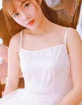 哪个少女不怀春，吊带 连衣裙 齐刘海美少女私房写真照