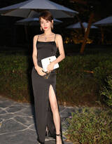 张嘉倪短发造型出现某品牌包包活动，吊带黑裙优雅性感