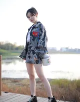 冯提莫国潮风小露大白美腿，性感短裙出街可爱迷人