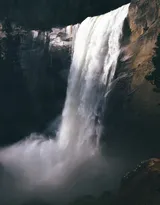 天然形成的大气的瀑布图片
