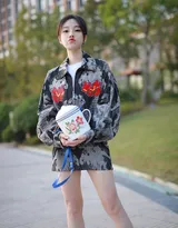 冯提莫国潮风小露大白美腿，性感短裙出街可爱迷人