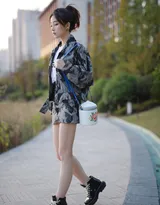 冯提莫国潮风小露大白美腿，性感短裙出街可爱迷人