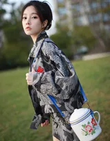 冯提莫国潮风小露大白美腿，性感短裙出街可爱迷人