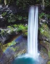 天然形成的大气的瀑布图片