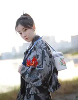 冯提莫国潮风小露大白美腿，性感短裙出街可爱迷人