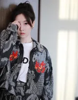 冯提莫国潮风小露大白美腿，性感短裙出街可爱迷人