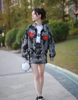 冯提莫国潮风小露大白美腿，性感短裙出街可爱迷人