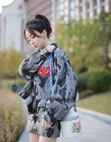 冯提莫国潮风小露大白美腿，性感短裙出街可爱迷人