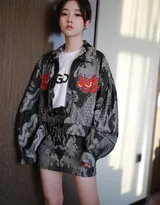 冯提莫国潮风小露大白美腿，性感短裙出街可爱迷人