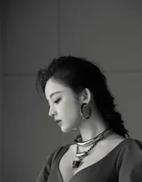 古力娜扎性感v领长裙写真图片，尽显丰满事业线