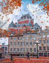 加拿大魁北克的秋日景色，入目皆是满眼的红色枫叶