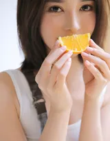 爱上这个橙子女孩，短发美女居家逗猫，吃水果唯美写真