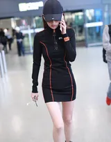 颖儿黑衣紧身运动连衣短裙现身机场，手拿电话着急赶路