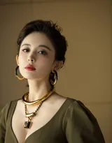 古力娜扎性感v领长裙写真图片，尽显丰满事业线