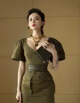 古力娜扎性感v领长裙写真图片，尽显丰满事业线