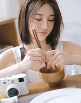 爱上这个橙子女孩，短发美女居家逗猫，吃水果唯美写真