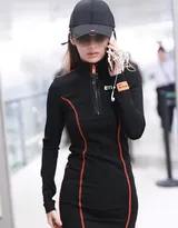 颖儿黑衣紧身运动连衣短裙现身机场，手拿电话着急赶路