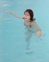齐刘海可爱长发美少女着性感比基尼泳池写真图片