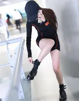 颖儿黑衣紧身运动连衣短裙现身机场，手拿电话着急赶路
