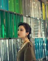 古力娜扎性感v领长裙写真图片，尽显丰满事业线