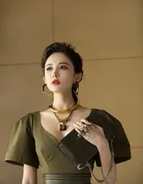 古力娜扎性感v领长裙写真图片，尽显丰满事业线