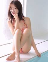 齐刘海可爱长发美少女着性感比基尼泳池写真图片