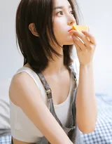 爱上这个橙子女孩，短发美女居家逗猫，吃水果唯美写真