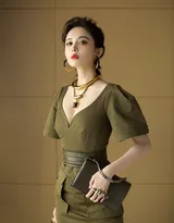 古力娜扎性感v领长裙写真图片，尽显丰满事业线