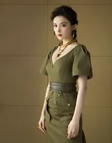 古力娜扎性感v领长裙写真图片，尽显丰满事业线