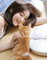 爱上这个橙子女孩，短发美女居家逗猫，吃水果唯美写真