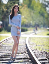 行走在铁路上的气质美女，长发，美腿，高跟，紧身连衣裙