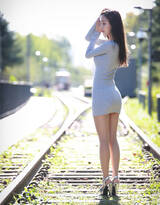 行走在铁路上的气质美女，长发，美腿，高跟，紧身连衣裙