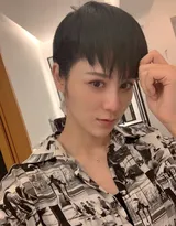 林峯新婚娇妻张馨月气色好好，微博晒清爽短发迷人照片