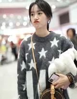 袁冰妍五角星图案带绒毛衣现身机场，手抱玩偶表情丰富