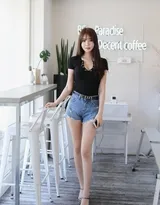 身材好，颜值高，随意搭配都好看，短T短裤美女生活照