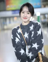 袁冰妍五角星图案带绒毛衣现身机场，手抱玩偶表情丰富