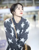 袁冰妍五角星图案带绒毛衣现身机场，手抱玩偶表情丰富