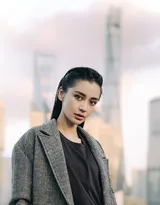 baby化身酷酷女孩登封面写真大片，大背梳发型酷冷帅气